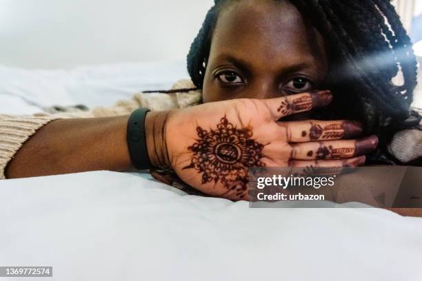 femme avec des tatouages de henné sur des mains - henna hands photos et images de collection