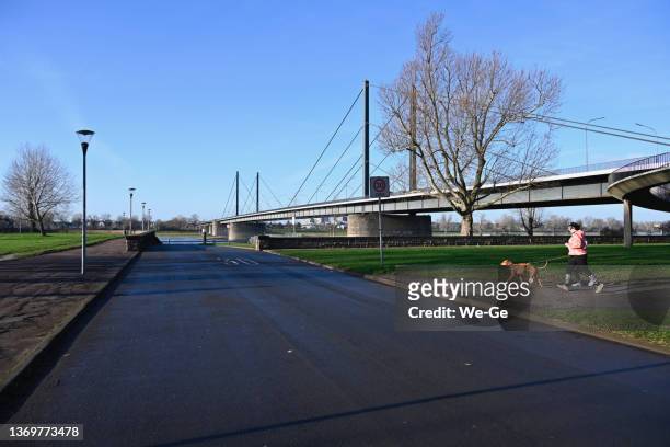 theodor-heuss-brücke düsseldorf, auch bekannt als nordbrücke - theodor heuss bridge stock-fotos und bilder