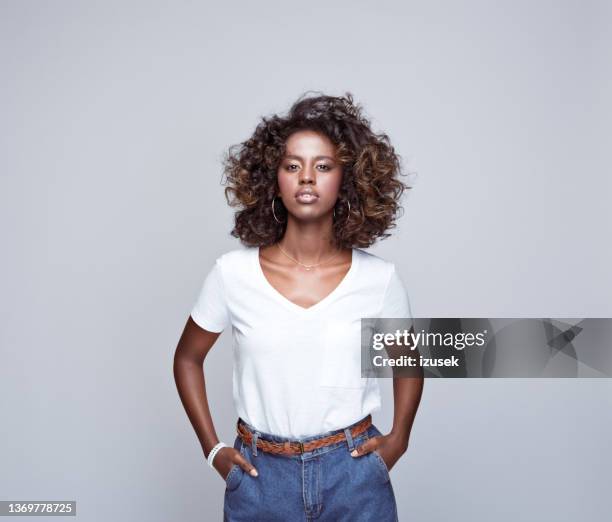 joven confiada con camiseta blanca - camiseta fotografías e imágenes de stock