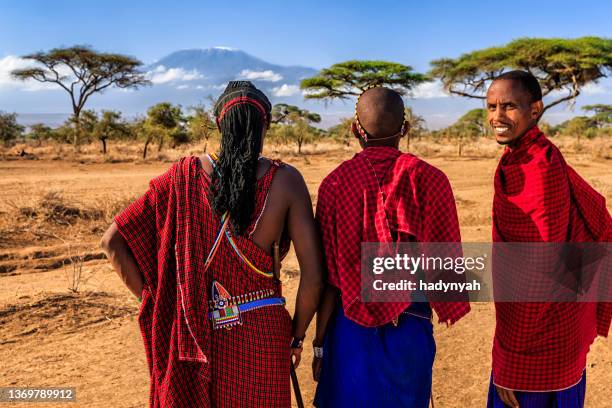 krieger aus dem maasai-stamm mit blick auf den kilimandscharo, kenia, afrika - masai stock-fotos und bilder