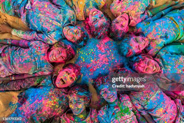 group of happy indian children playing holi, desert village, india - holi portraits stock pictures, royalty-free photos & images