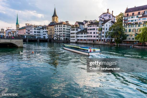 zürcher stadtbild und der fluss limmat in der schweiz - limmat stock-fotos und bilder