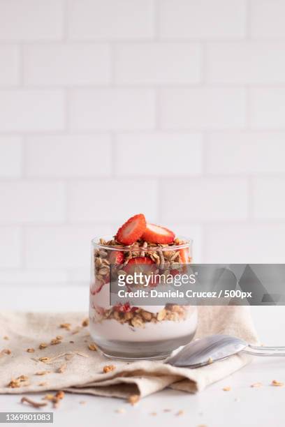 yogurt and granolas,close-up of dessert in bowl on table - iogurte imagens e fotografias de stock