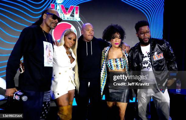 Snoop Dogg, Mary J. Blige, Dr. Dre, MJ Acosta-Ruiz, and Nate Burleson pose during the Pepsi Super Bowl LVI Halftime Show Press Conference at Los...