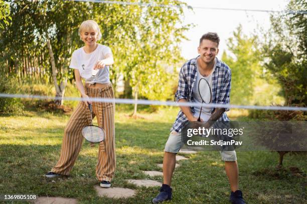 im vorgarten, coupé spielt badminton, w