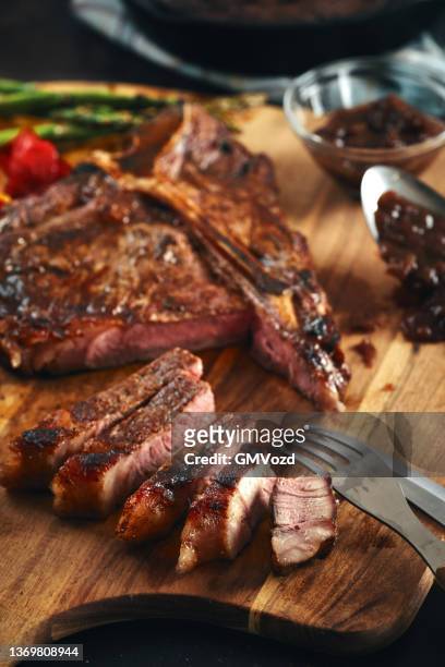 grilled t-bone steak with asparagus, tomatoes and mushrooms - kotlett med ben bildbanksfoton och bilder