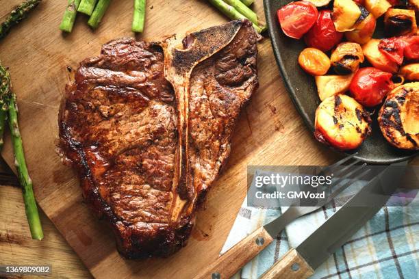 gegrilltes t-bone steak mit spargel, tomaten und champignons - rippensteak stock-fotos und bilder