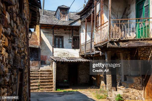 quilos, cacabelos, leon, spain - stone town stock pictures, royalty-free photos & images