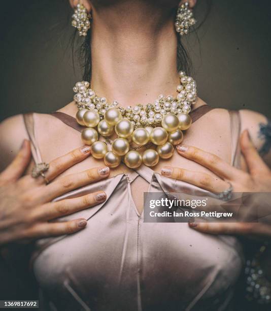 beautiful model posing with jewelry - fashion glamour pearl stock pictures, royalty-free photos & images