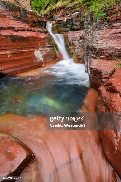 water flowing in stream on red mountains, maritime alps, mercantour national park, france - provence alpes cote dazur stock pictures, royalty-free photos & images