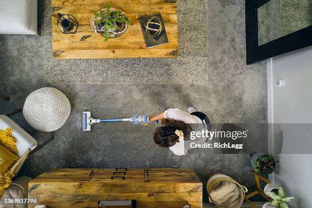 professional housecleaner at work - serviços de limpeza imagens e fotografias de stock