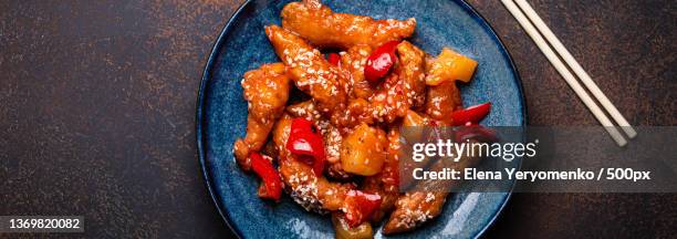 chinese traditional wok dish sweat and sour deep fried chicken with - meat sweats stockfoto's en -beelden