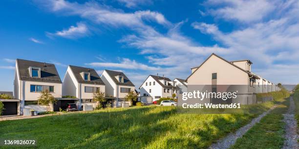 germany, baden-wurttemberg, ostfildern, modern suburban houses in summer - einfamilienhaus deutschland stock-fotos und bilder