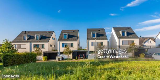 germany, baden-wurttemberg, ostfildern, modern suburban houses in summer - housing development stock-fotos und bilder