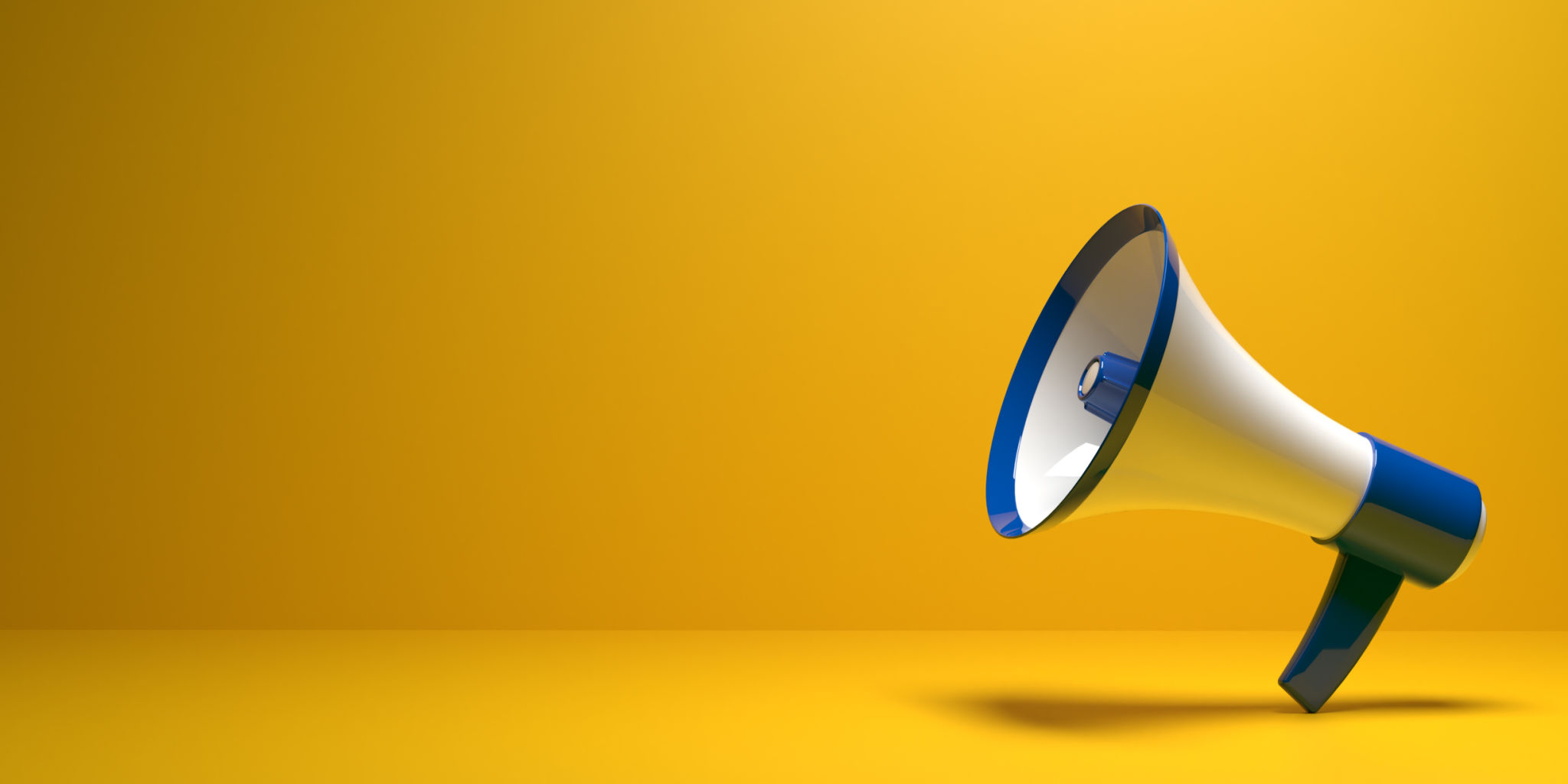 Strumento Megafono a strisce bianche blu su sfondo giallo con spazio di copia. Strumento Megafono a strisce bianche blu su sfondo giallo con spazio di copia.