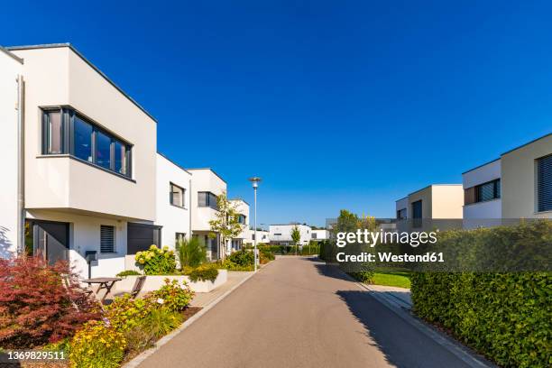 germany, bavaria, neu-ulm, suburban houses in new development area - district heating plant 個照片及圖片檔