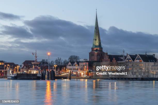 germany, schleswig-holstein, lubeck, skyline of travemunde at dusk - travemünde stockfoto's en -beelden