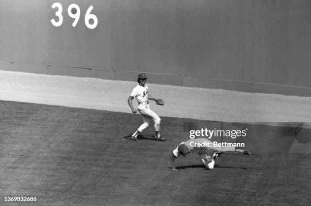 New York Mets' Dave Kingman makes a play in the second inning on a sinking liner hit by Cardinals' Keith Hernandez. Kingman did not make the play. At...