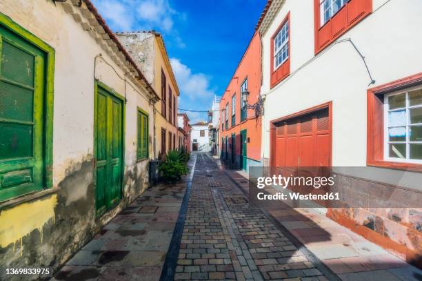 spain, san sebastian de la gomera, empty alley stretching between old town houses - gomera canary islands stock pictures, royalty-free photos & images