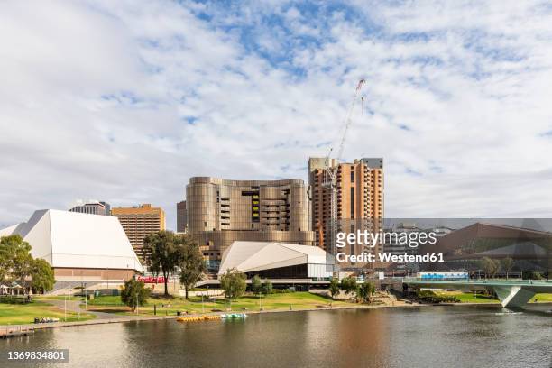 australia, south australia, adelaide, river torrens and elder park with adelaide festival centre and adelaide convention centre in background - adelaide convention centre stock pictures, royalty-free photos & images