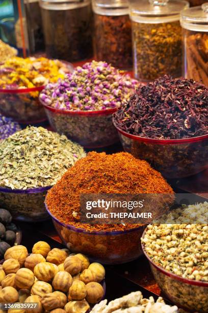 spices, dry fruits, flowers in the souk of dubai, united arab emirates - thee gewas stockfoto's en -beelden