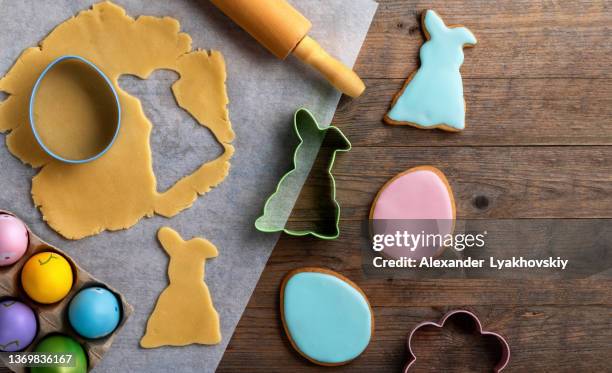 easter greeting card with cooking homemade gingerbread cookies and colorful eggs. - domingo de páscoa imagens e fotografias de stock