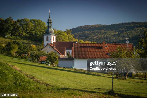 die katholische kirche st. laurentius in hofbieber - rhön stock-fotos und bilder