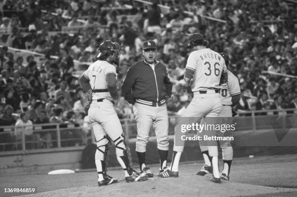 Dodger manager Tom Lasorda is out to the mound in the first inning. His undefeated pitcher Rick Rhoden gave up quick home runs to New York Mets’...