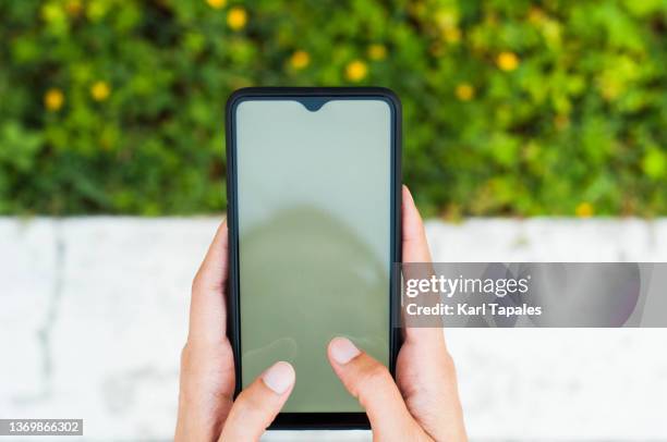 Using Phone Top View Hand Holding Phone Top View Photos and Premium High Res Pictures ...