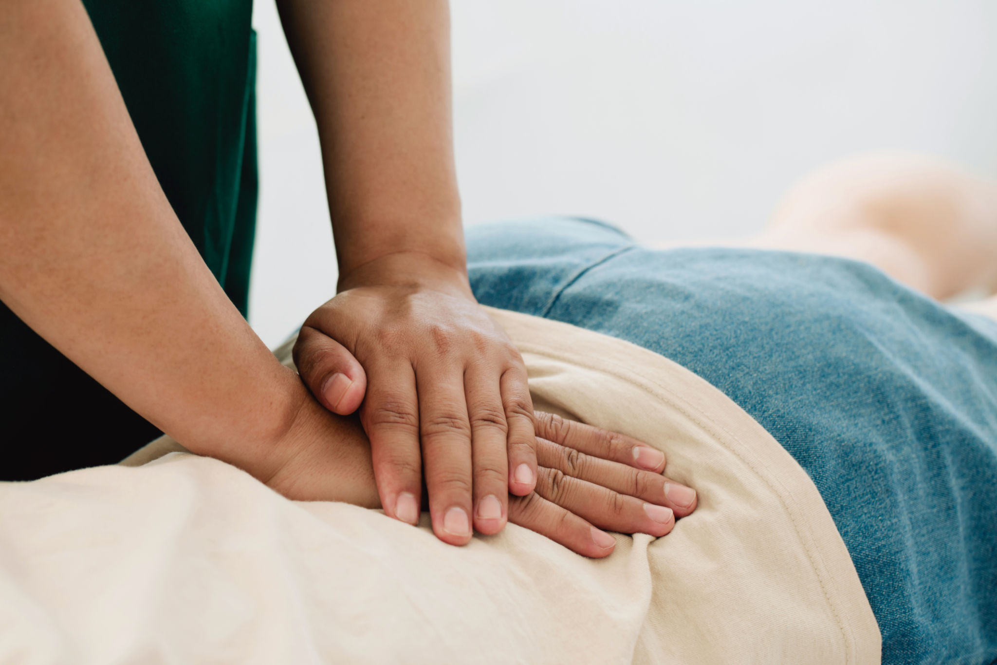 Um médico ou fisioterapeuta ajuda a curar as costas de uma jovem. e dar conselhos dentro do centro de reabilitação. Conceito de reabilitação física. Um médico ou fisioterapeuta ajuda a curar as costas de uma jovem. e dar conselhos dentro do centro de reabilitação. Conceito de reabilitação física.