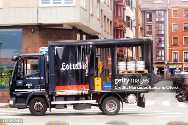 caminhão de entrega de bebidas. - gijon - fotografias e filmes do acervo