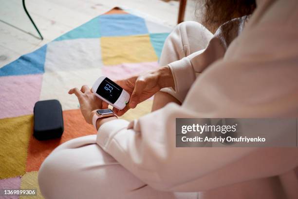 blood glucose test using smart devices. - cinema society screening of you will meet a tall dark stranger arrivals stockfoto's en -beelden