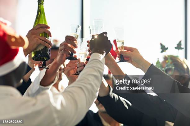 feierlicher toast mit champagner auf der büroweihnachtsfeier - christmas party office stock-fotos und bilder
