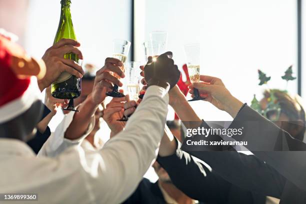 brindis de celebración con champán en la fiesta de navidad de la oficina - fiesta en la oficina fotografías e imágenes de stock