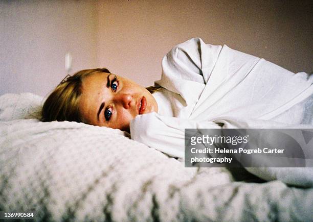crying girl on bed - woman crying stock pictures, royalty-free photos & images