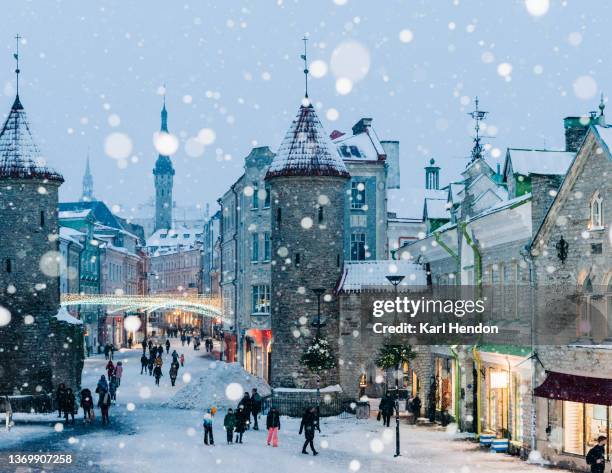 tallinn, estonia in the snow - tallinn fotografías e imágenes de stock