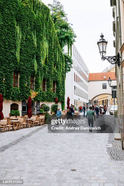 münchner innenstadt - pfisterstraße - bavarian man in front of house stock-fotos und bilder