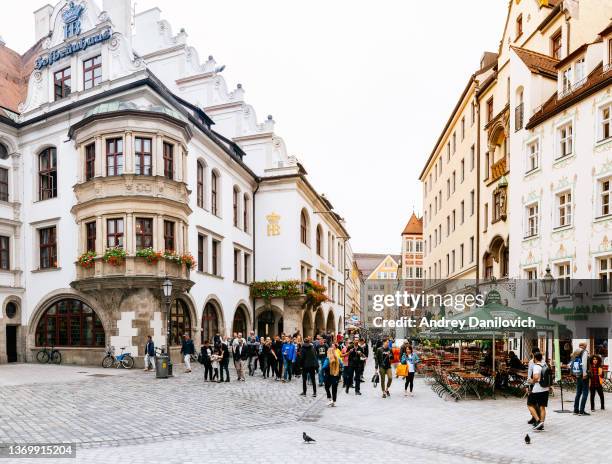 platzl in munich - center of the old town - brewer street stock pictures, royalty-free photos & images