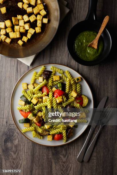 healthy roasted vegetable with fusilli pasta and fried tofu - pesto imagens e fotografias de stock