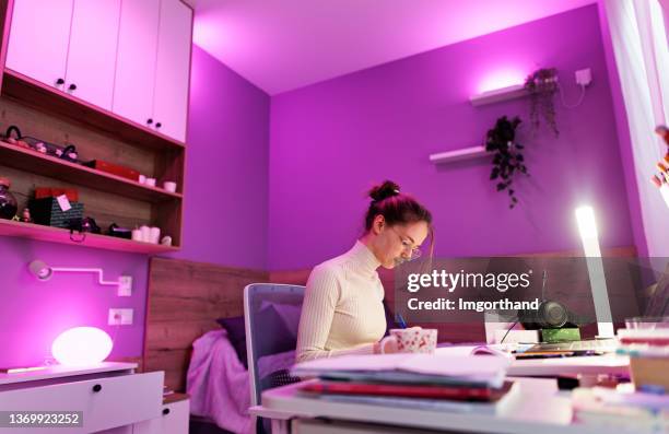 adolescente estudando para a escola em seu quarto - roxo - fotografias e filmes do acervo