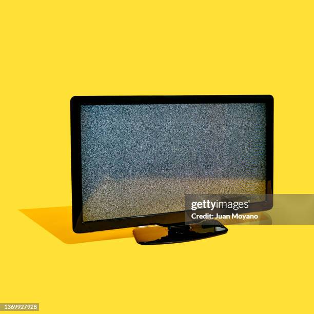 flat screen television set with noise - monitor de pantalla plana fotografías e imágenes de stock