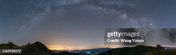 milky way panorama - nordhalbkugel stock-fotos und bilder