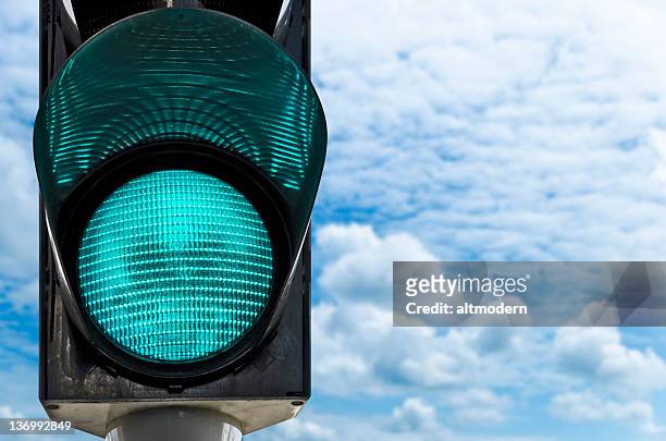 lámpara de tráfico - stoplight fotografías e imágenes de stock