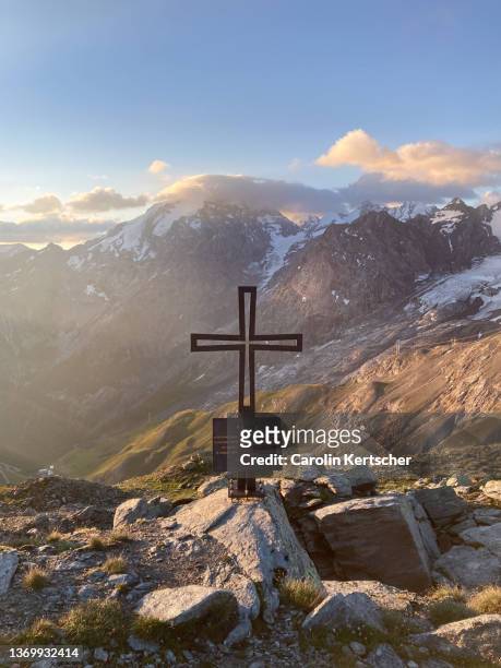 first world war memorial cross on the stelvio pass at sunrise with a mountain panorama | south tyrol - world war i peace stockfoto's en -beelden