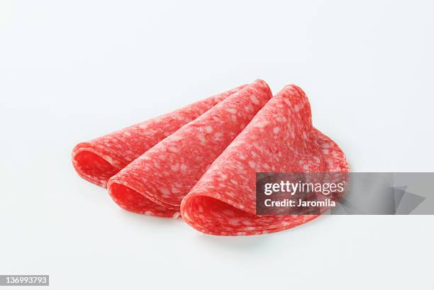 salame en rodajas - carne procesada fotografías e imágenes de stock