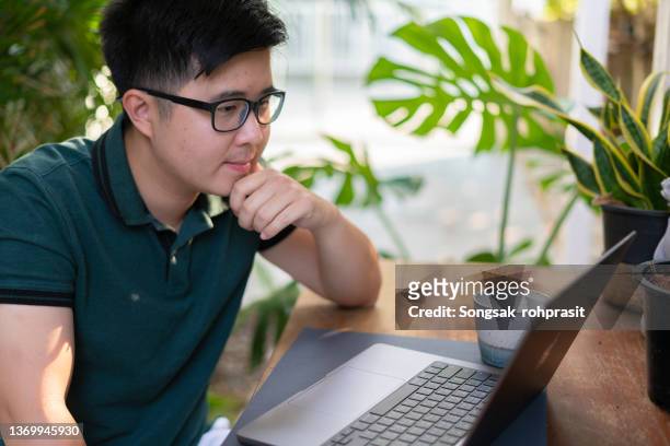 man sitting to working at home - marketing tools photos et images de collection