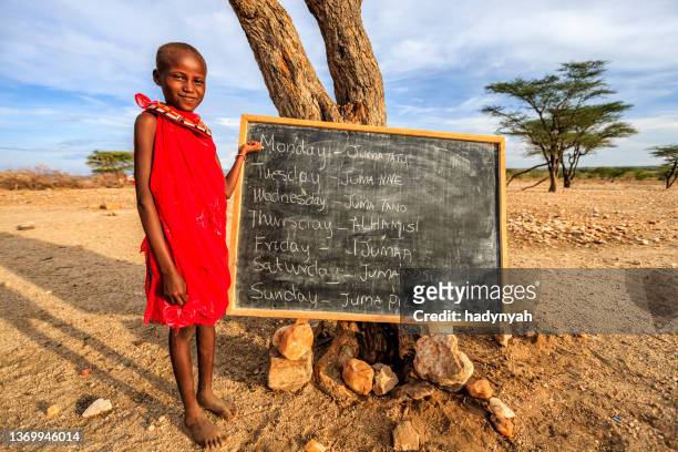 afrikanische mädchen während der englisch-kurs, ostafrika - schwarz ethnischer begriff stock-fotos und bilder