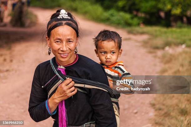 woman from the hill tribe carrying her baby - laotiaanse cultuur stockfoto's en -beelden