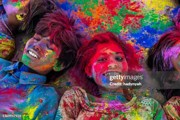 group of happy indian children playing holi, desert village, india - rajasthani youth stockfoto's en -beelden