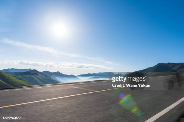 highway between mountains - horizon over land road stock pictures, royalty-free photos & images